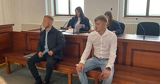 David Gaspár (vlevo) a Denis ajto stanuli ped Krajským soudem v Plzni....