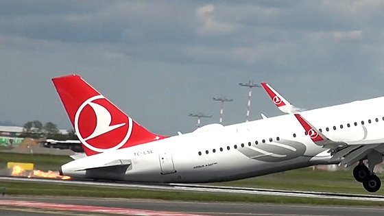 Pi nepovedeném pistání se turecký airbus otel ocasem o ranvej
