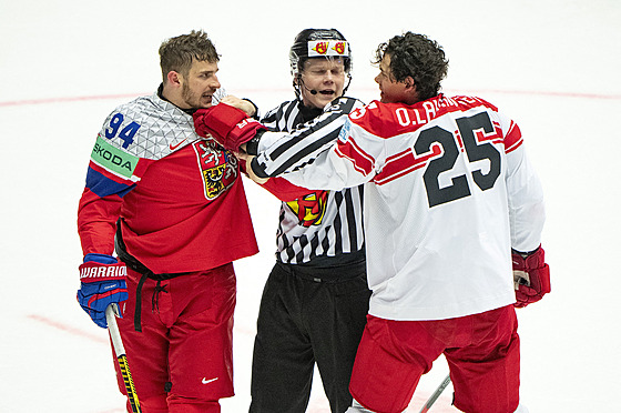 Hokejový reprezentant Jakub Lauko (vlevo) v rozmíce s dánským obráncem...