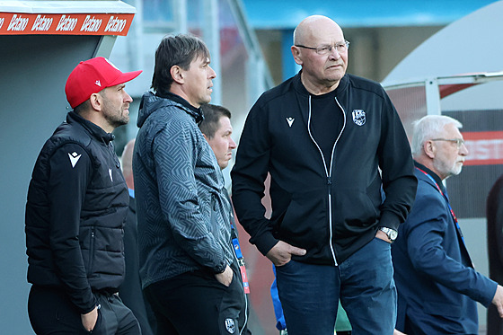 Plzeský trenér Miroslav Koubek po boku svých asistent.