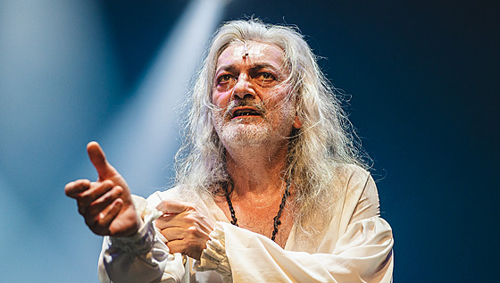Daniel Hlka v pedstavení Dracula 30: Halová tour