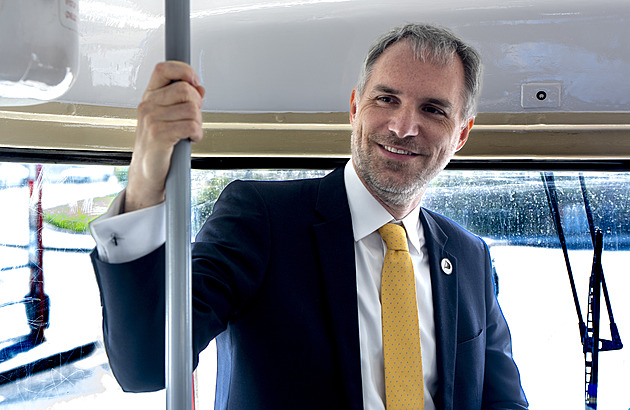 Richterová v Hřibově náruči. Piráti se před volbami chlubí novou zastávkou