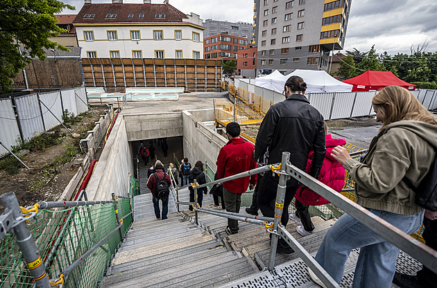 OBRAZEM: Třicet metrů pod zemí. Budoucím metrem D prošlo asi 600 lidí za hodinu