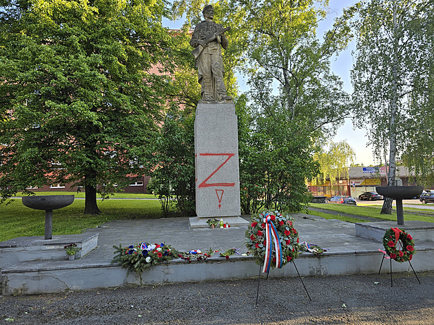 Poprvé se velké Z objevilo na podstavci sochy Rudoarmjce v Perov v íjnu...