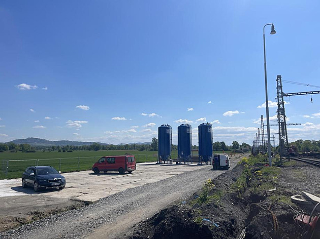 Sananí firma by mla do konce kvtna na míst havárie cisteren s benzenem v...