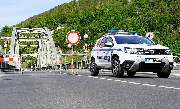 Uzavený Tyrv most v Dín (kvten 2025)