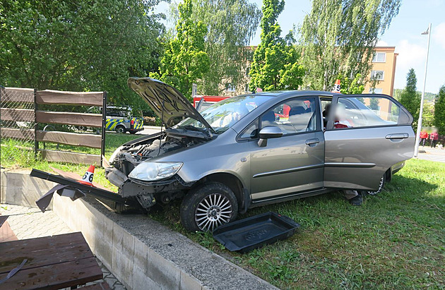 Senior nezvládl výjezd z kruhového objezdu a vjel na ostrvek. Následn se...