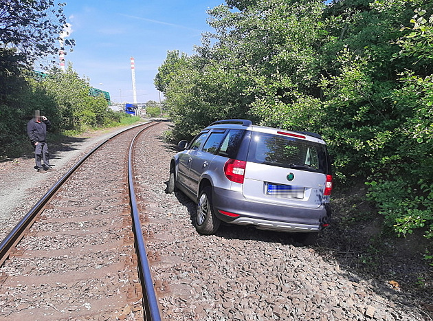 Senior spchal dom po eleznici, s autem ovem zapadl. (14. kvtna 2025)
