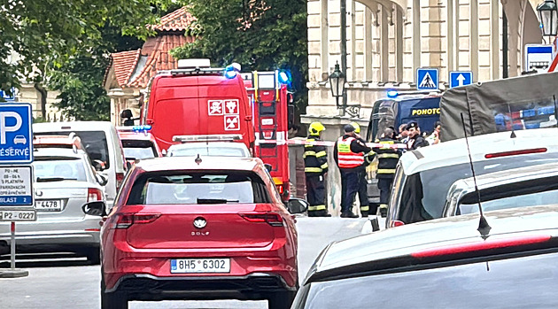 Plynové potrubí v centru Prahy navrtali dělníci, doprava zůstává odkloněna