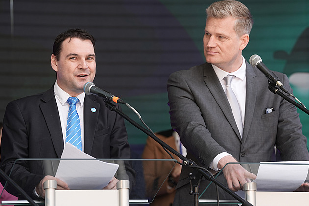 Motoristé v novém průzkumu nemají ani tři procenta. SPD potvrzuje třetí místo