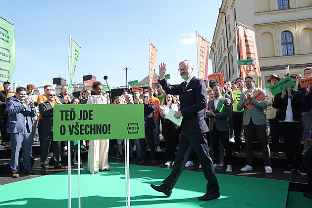 Letos jde opravdu o všechno, řekl Fiala. Podpořit ho přišel herec Polívka