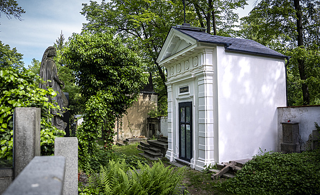 Krypta, trezor, fotovoltaika. Na Olšanských hřbitovech je k mání solární hrobka