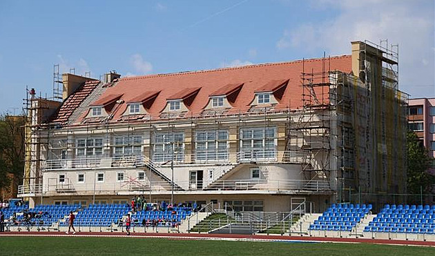 Opravovaná cenná budova sokolovny v Petrovické ulici v Krnov (9. kvtna)