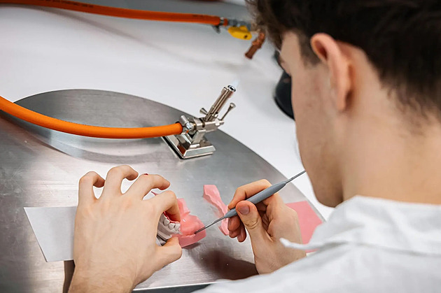 Se zuby do fronty. Pokud je zubař potřeba u hranic, ať pojišťovna nerozdává smlouvy ve vnitrozemí