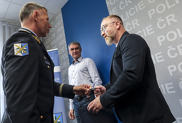 Auto se zřítilo do řeky, uvěznilo zraněnou dívku. Vytáhli ji Gentlemani silnic