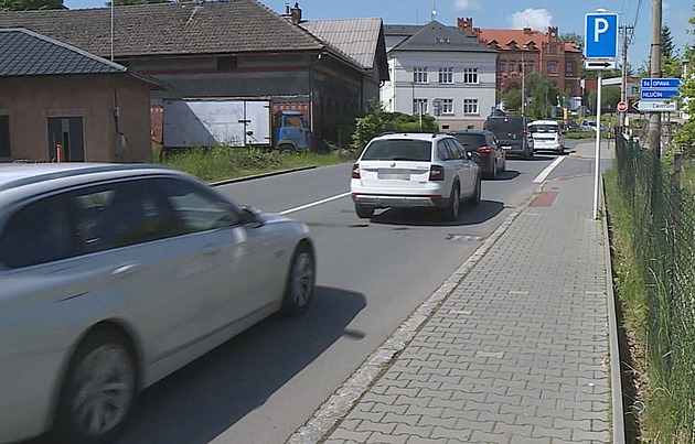 Hustá doprava trápí adu mst a obcí na Hluínsku, pomoci má plánovaný obchvat....