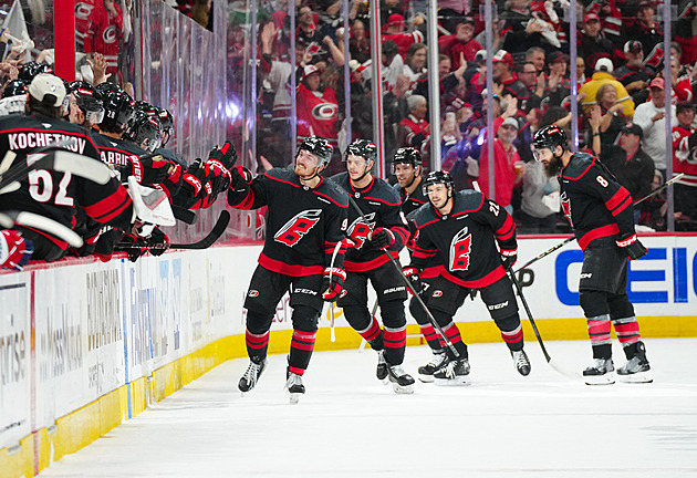 Carolina míří za postupem nad Washingtonem, Edmonton vynuloval Vegas