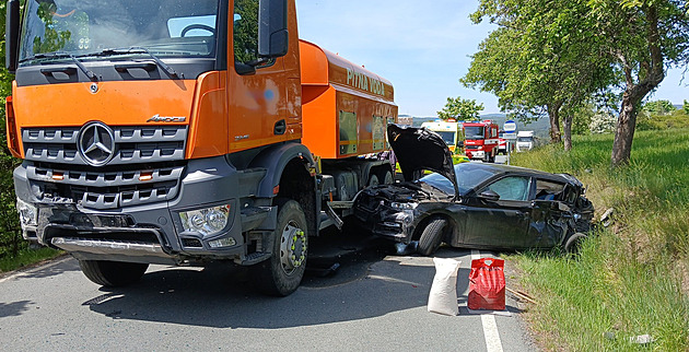 Od sráky osobního a nákladního auta u Mantína na Plzesku záchranái odvezli...
