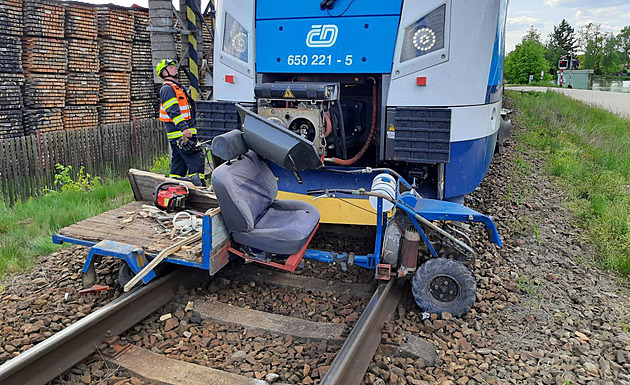 idi z malotraktoru seskoil jet pedtm, ne do nj narazil vlak.