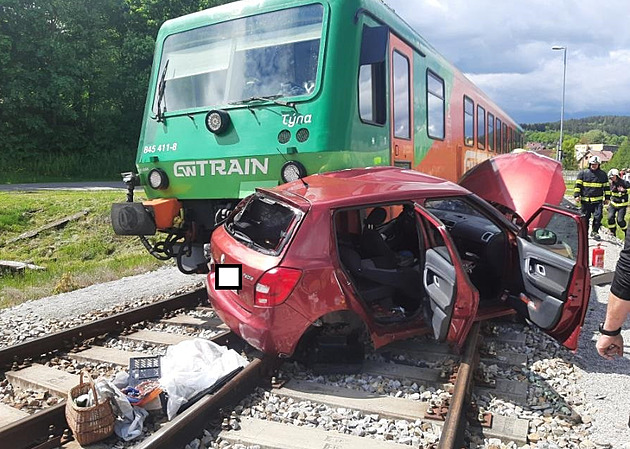 Na pejezdu v Kájov se stetl osobní vlak se kodou Fabia. (19. kvtna 2025)