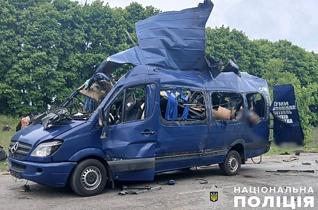 Při ruském útoku na autobus s civilisty v Sumské oblasti zemřelo devět lidí