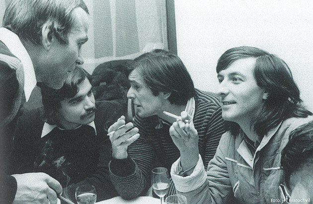 Jií Bartoka (druhý zprava) iv debatuje se spoluákem z JAMU Bolkem Polívkou...