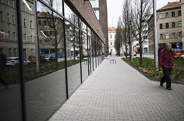 Střetnutí dvou světů. Kolem moderní čtvrti u centra Brna brouzdají bezdomovci