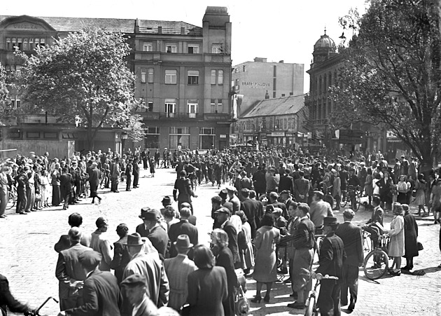 Prostor za Veselkou. Z dnení tídy Míru práv odvádjí velký poet zajatc....