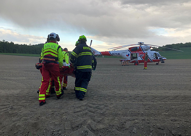 Řidič na Benešovsku boural do stromu, na Kladensku další převrátil auto na střechu