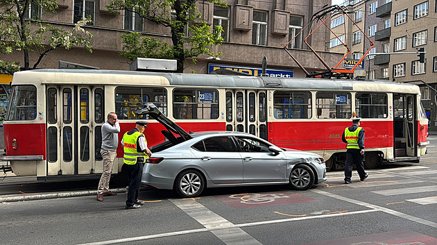 Nehoda dvou aut s tramvají blokovala Ječnou ulici v Praze, zasahoval jeřáb