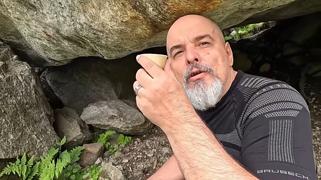 Guru Jára alias Jahra opět „odháčkovává“. Na Filipínách drží ženy bez pasu a mobilu