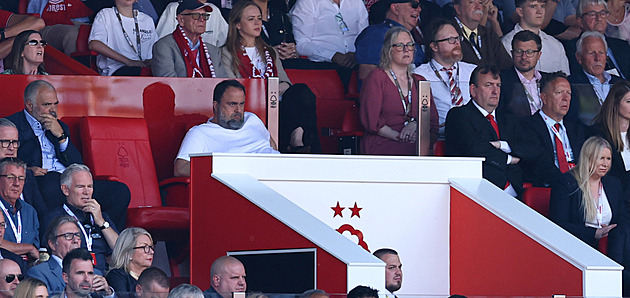 Šéf Nottinghamu pokáral kouče přímo na hřišti. Skandální, kritizují ho v Anglii