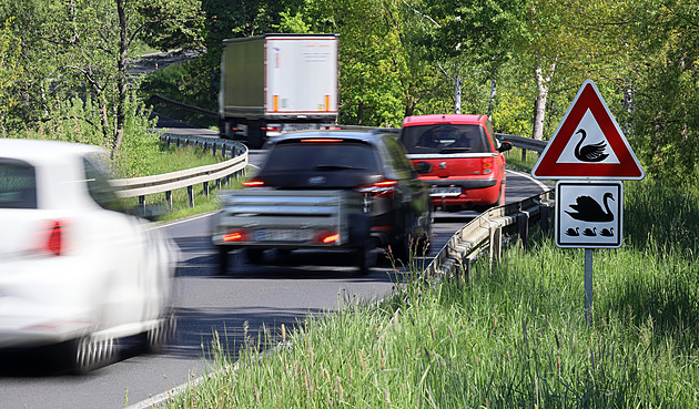 Velmi netradiní dopravní znaka upozoruje motoristy na fakt, e se kolem...