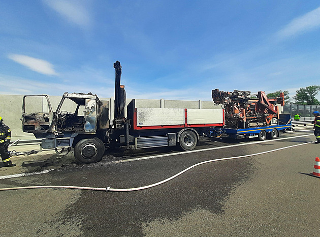 Poár nákladní soupravy uzavel ve stedu odpoledne v Pardubickém kraji dálnici...