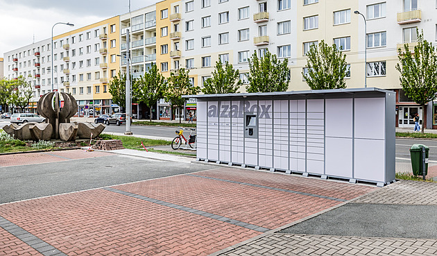 Výdejní box hyzdil ceněnou sochu, firma ho po kritice o pár metrů posunula