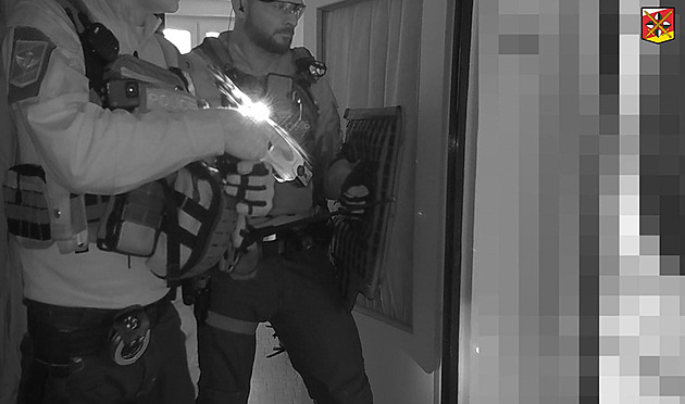 Psychicky nemocný muž vyhrožoval v bytě sekerou, vystrašená matka přivolala policii