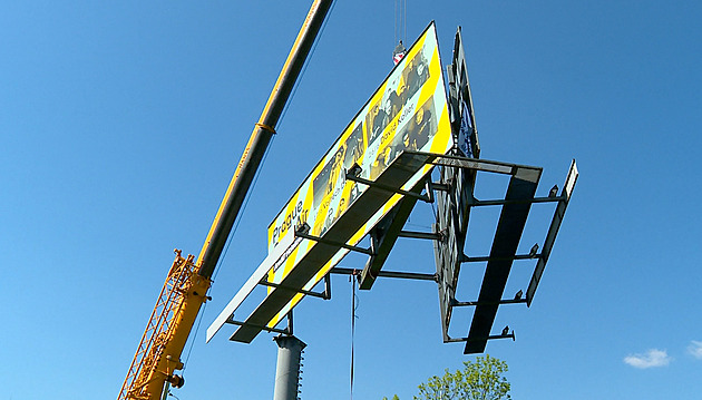 Billboard u Pražského okruhu zřejmě napájela kradená elektřina, jeřáb ho sundal