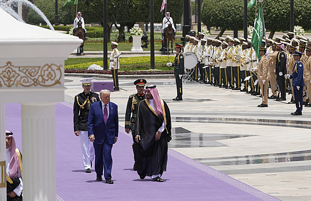 Zlaté meče a arabští koně. Saúdové přichystali Trumpovi pompézní přivítání