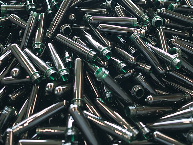 Preformy, z nich se v brnnskm pivovaru Starobrno vyrb PET lahve. (2025)