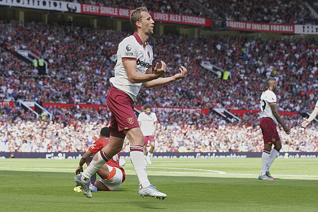 Tom Souek z West Hamu se raduje z glu proti Manchesteru United.