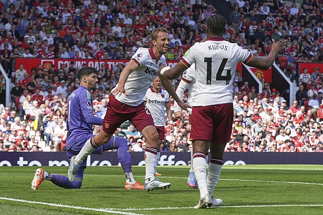 Tom Souek z West Hamu se raduje z glu proti Manchesteru United.