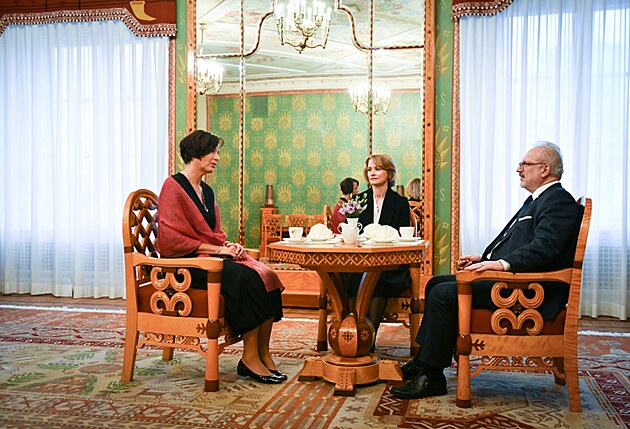 Velvyslankyn Jana Hynkov na fotografii s prezidentem Lotysk republiky z...