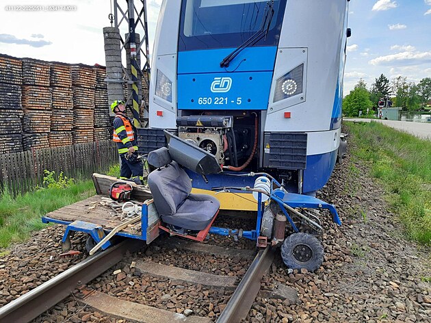 idi z malotraktoru seskoil jet pedtím, ne do nj narazil vlak.