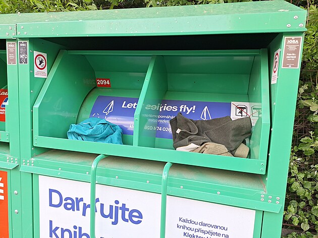 Pár kousk obleení se nicmén nenacházelo uvnit kontejneru. (15. kvtna)