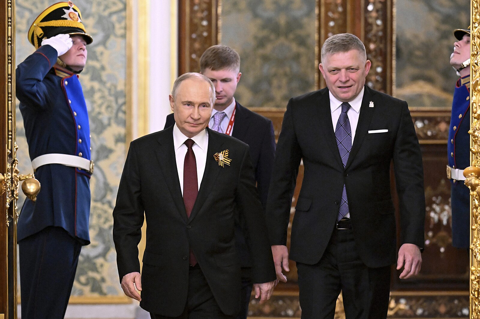 Přihlásil se Fico sám? Nikoho jsme na oslavy do Moskvy nezvali, řekl Putinův poradce