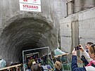 Návtvníci Dne otevených dveí metra D sestupují do podzemí tunelem, kterým v...
