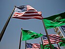 Národní vlajky Saúdské Arábie a USA se tepotají v den píletu amerického...