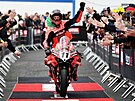 Nicolo Bulega slaví s fanouky v Most výhru v nedlním závod