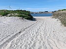 BÍLÝ PÍSEK. Tím je protkaná cesta na plá� v dánské obci Hvide Sande.
