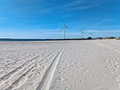 BÍLÝ PÍSEK. Tím je protkaná cesta na plá� v dánské obci Hvide Sande.